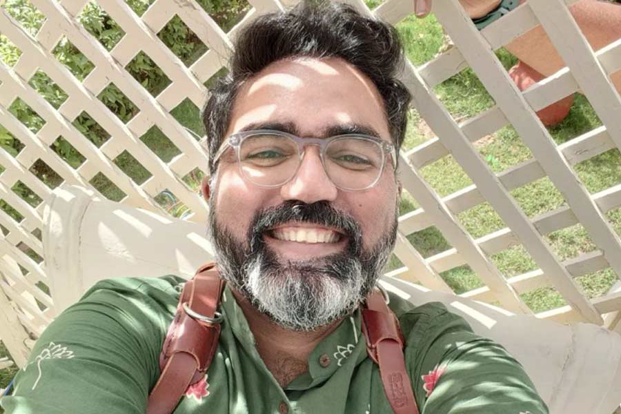 চাকরিসূত্রে ভারতের বিভিন্ন গ্রামে গিয়ে টুথপেস্ট বিক্রি করতে হয়েছে জোসেফকে। ছবি তোলার প্রতি তাঁর আগ্রহ ছিল বরাবর। কিন্তু ছবিকেই যে পেশাগত জীবনের সম্পূর্ণ অংশ বানিয়ে ফেলবেন তা কখনও ভাবেননি জোসেফ।