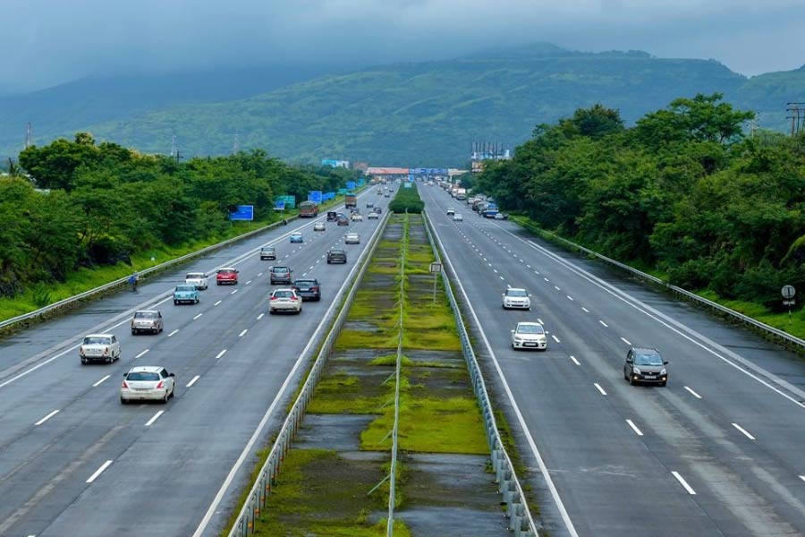 ঋণের বোঝা চেপেছে দেশের জাতীয় সড়ক নির্মাণ সংস্থার ঘাড়ে। বিপুল পরিমাণ ঋণে ডুবেছে ন্যাশনাল হাইওয়ে অথরিটি অফ ইন্ডিয়া বা এনএইচএআই। যা নিয়ে চিন্তায় কেন্দ্রীয় সরকার।