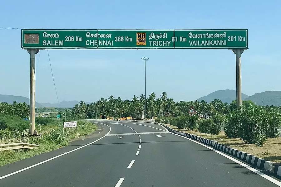 গত কয়েক বছরে দেশের বিভিন্ন প্রান্তে প্রচুর রাস্তা তৈরি এবং মেরামতির কাজ হয়েছে। কিন্তু তা করতে গিয়ে এনএইচএআই-এর দেনার পরিমাণও বৃদ্ধি পেয়েছে পাল্লা দিয়ে।