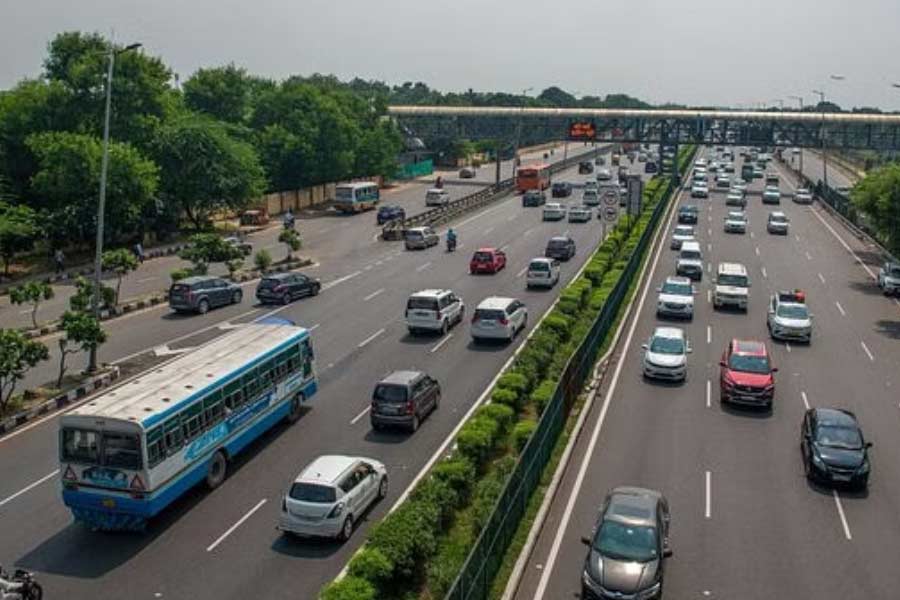 সূত্রের খবর, এই মুহূর্তে বিভিন্ন সংস্থার কাছে এনএইচএআই-এর ঋণের পরিমাণ ৩ লক্ষ ৪০ হাজার কোটি টাকা। ঋণ কমিয়ে আনতে বদ্ধপরিকর জাতীয় সড়ক নির্মাণ সংস্থা।