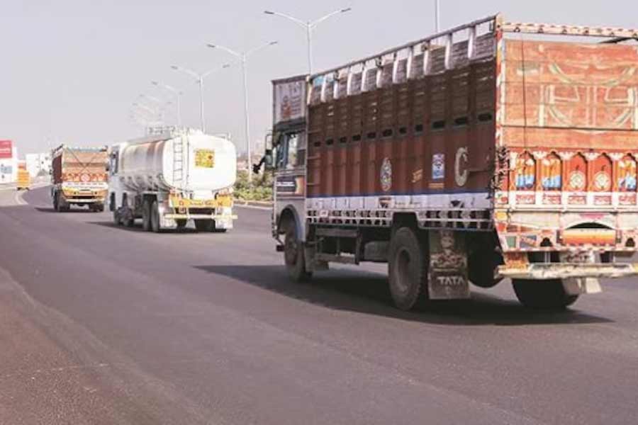 বেশ কয়েকটি রেটিং সংস্থা পর্যবেক্ষণের মাধ্যমে জানিয়েছে, চলতি অর্থবর্ষে দেশে রাস্তা তৈরির পরিমাণ কমতে চলেছে। সড়ক নির্মাণের কাজের গতি হতে চলেছে আগের চেয়ে শ্লথ।