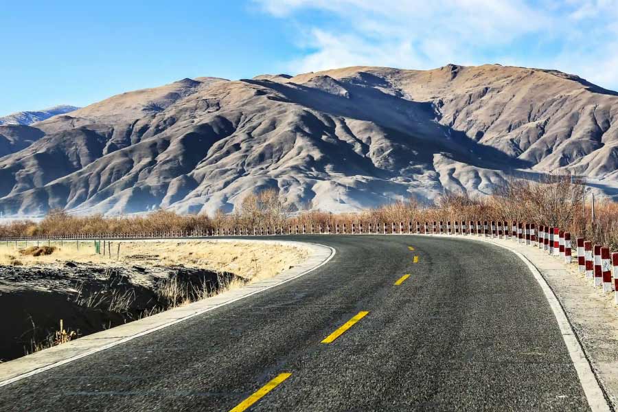 কেন সড়ক তৈরিতে সমস্যার মুখোমুখি হচ্ছে সরকার? নেপথ্যে বিবিধ কারণ উঠে এসেছে। তার মধ্যে অন্যতম জাতীয় সড়কের জন্য জমি অধিগ্রহণে সমস্যা। এ ছাড়াও, গ্রিনফিল্ড প্রকল্পের কারণেও এই কাজে বাধা আসছে।