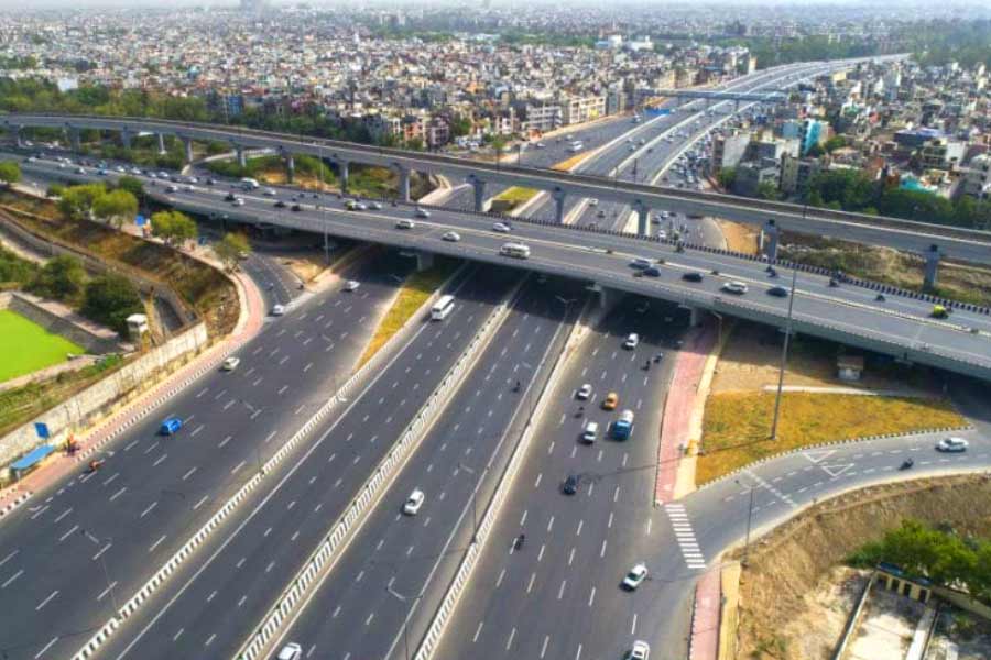 রেটিং সংস্থাগুলির দাবি, ঋণের বোঝা কমাতেই আপাতত রাস্তা তৈরির কাজ কমাতে চলেছে এনএইচএআই। আপাতত তারা ঋণ মেটানোকেই অগ্রাধিকার দিতে চলেছে। আগামী কয়েক বছরের মধ্যে সমস্ত ঋণ মিটিয়ে ফেলতে চায় জাতীয় সড়ক নির্মাণ সংস্থা।