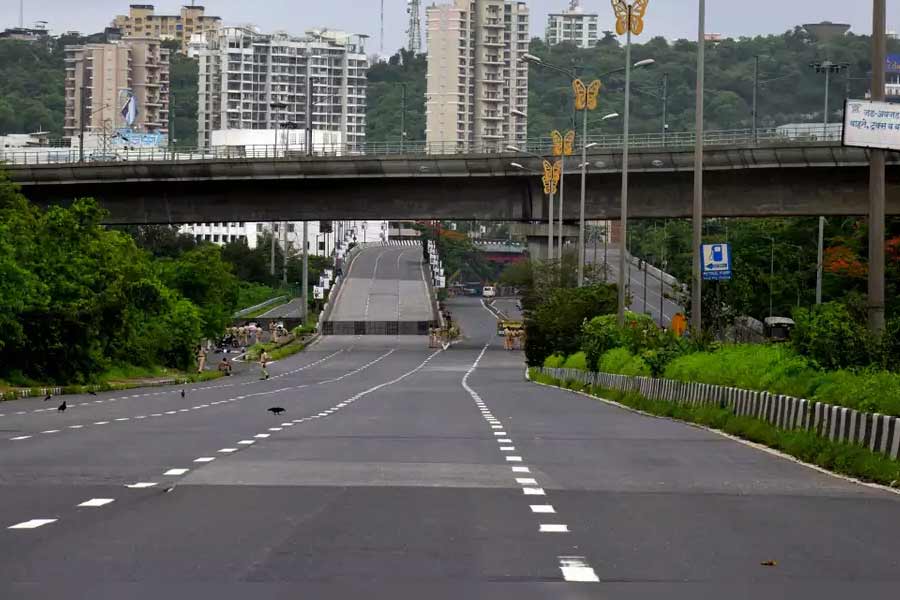 আইসিআরএ-র মতো কয়েকটি সংস্থা অবশ্য এই পরিস্থিতিতেও চলতি অর্থবর্ষে জাতীয় সড়ক নির্মাণে বৃদ্ধি দেখছে। তাদের পর্যবেক্ষণ, ২০২৫ অর্থবর্ষের মধ্যে ১২,৫০০ থেকে ১৩ হাজার কিলোমিটার পর্যন্ত রাস্তা তৈরি হতে পারে।