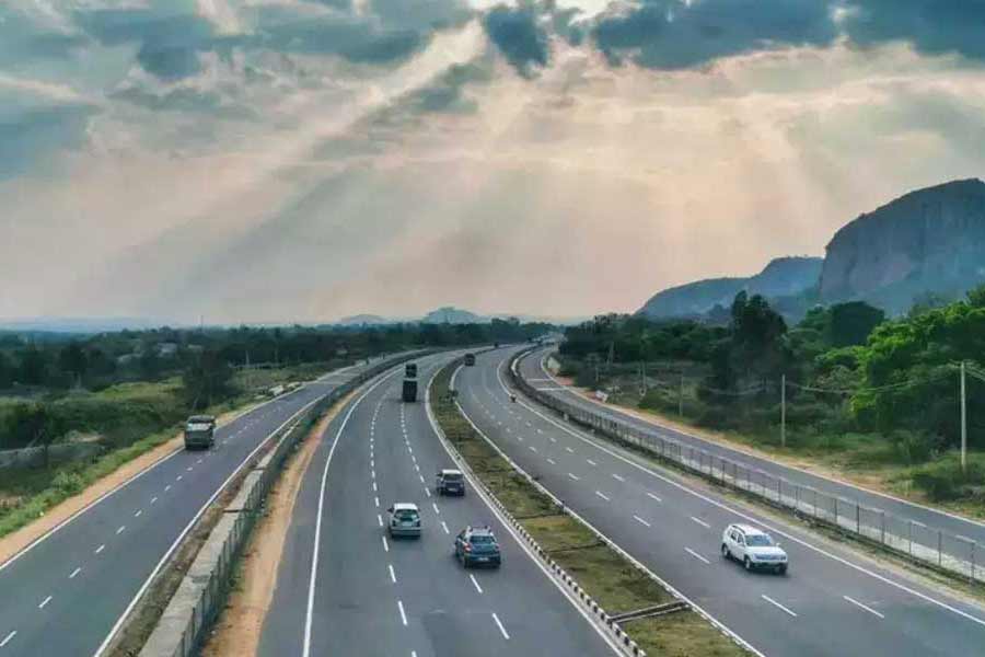 ২০১৪ সালের পর থেকে দেশে জাতীয় সড়ক নির্মাণ এবং সম্প্রসারণের কাজে গতি এসেছে। পরিসংখ্যান বলছে, ওই বছর থেকে এই খাতে সরকারের অর্থ বরাদ্দও আগের চেয়ে অনেক বেড়েছে।