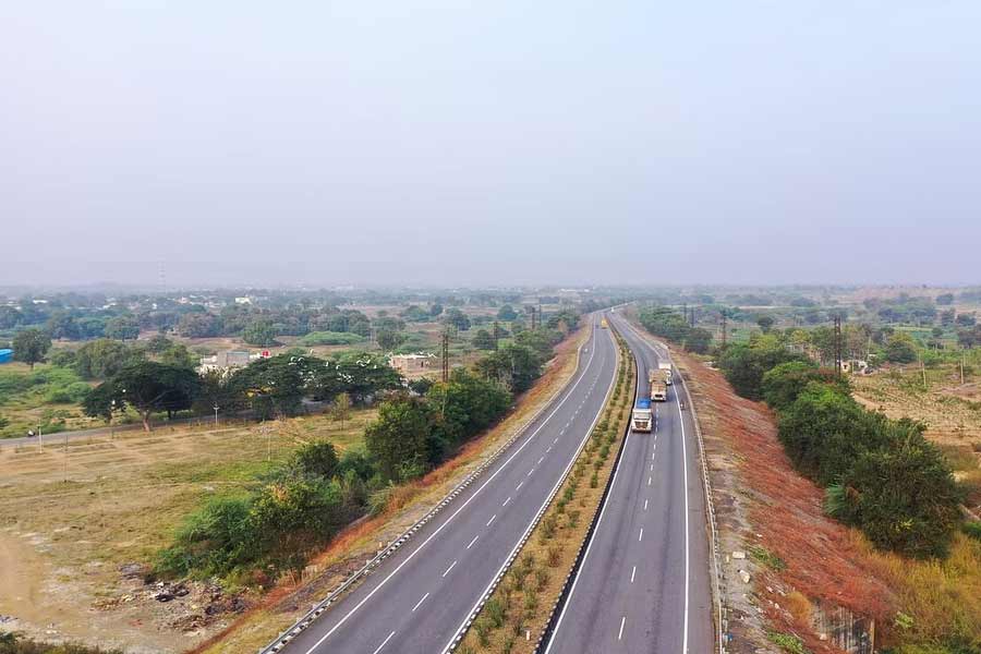 জাতীয় সড়ক নির্মাণের বরাদ্দে কোভিডপর্বের প্রভাব তেমন পড়েনি। ২০২০-২১ সালে এই খাতে ৯৪ হাজার কোটি এবং ২০২১-২২ সালে ১ লক্ষ ২৩ হাজার কোটি টাকা বরাদ্দ করেছিল কেন্দ্রীয় সরকার।