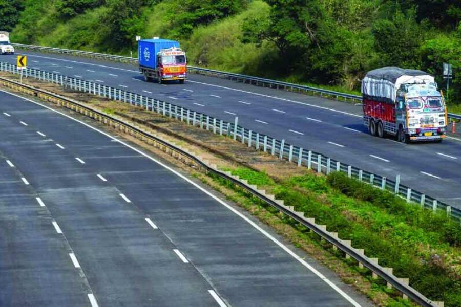 তবে কোভিডের প্রভাব পড়ে সড়ক নির্মাণের কাজে। পরিসংখ্যান বলছে, ২০২০ সালের পর থেকে বরাদ্দ বৃদ্ধি পেলেও সড়ক নির্মাণের গতি আগের চেয়ে শ্লথ হয়েছে।