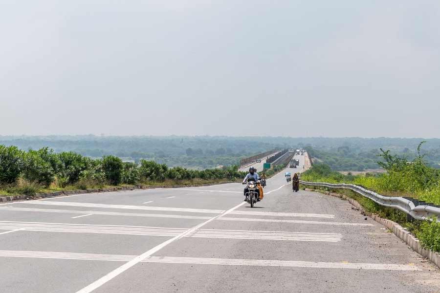 ২০২০-২১ সালে ১৩ হাজার কিলোমিটার রাস্তা তৈরি হয়েছিল দেশে। পরের বছর তা কমে হয় ১০ হাজার কিলোমিটার। ২০২২-২৩ অর্থবর্ষে ২ লক্ষ কোটি বাজেট বরাদ্দ সত্ত্বেও ১০ হাজার কিলোমিটারের বেশি জাতীয় সড়ক তৈরি হয়নি।
