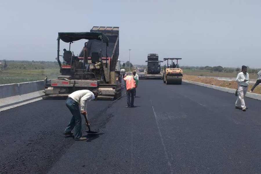 ২০২৪ সালে লোকসভা নির্বাচন হয়েছে। অনেকের মতে, এ বছর সড়ক নির্মাণের পরিমাণ যদি কম হয়, তার অন্যতম কারণ হতে পারে এই নির্বাচন। কারণ ভোটের বছরগুলিতে এমনিতেই এই ধরনের কাজ কম হয়। বছরের কিছুটা সময় জুড়ে আদর্শ আচরণবিধি বলবৎ থাকে। যে কারণে উন্নয়নমূলক কাজ স্থগিত রাখতে হয়।
