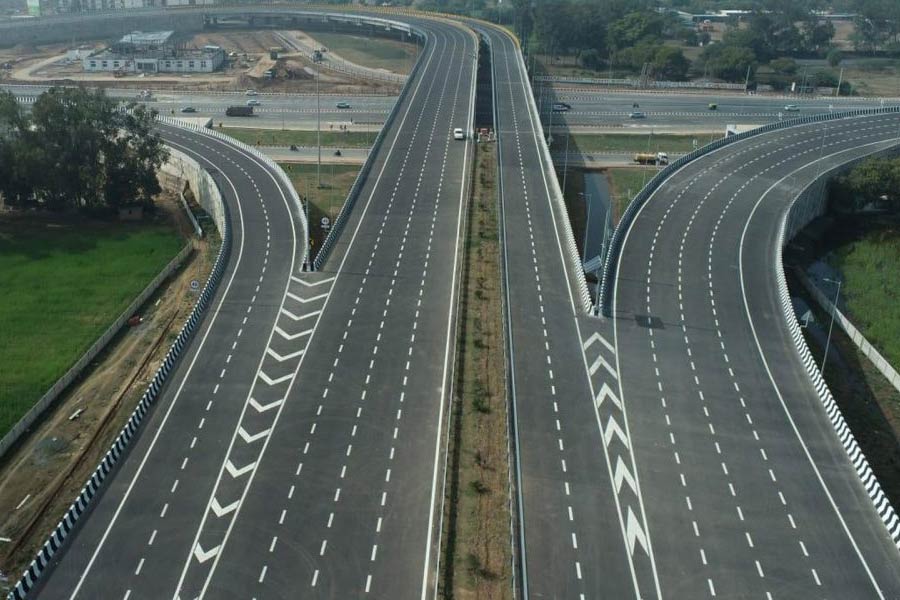 ২০২৪-২৫ সালে জাতীয় সড়ক নির্মাণের জন্য ২ লক্ষ ৭৮ হাজার কোটি টাকা বরাদ্দ করেছে সরকার। বছরের শেষে রাস্তা নির্মাণের পরিমাণ আগের চেয়ে আরও কমে যায় কি না, সেটাই দেখার।