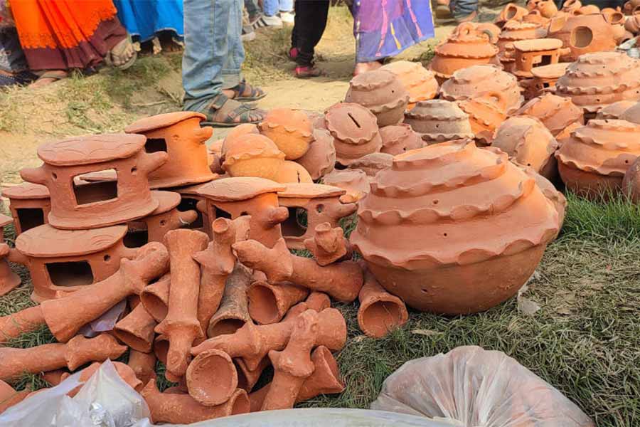 মৃত্তিকাশিল্প: হাওড়া জেলার উদয়নারায়ণপুর ব্লকে সিংটি পিরের বহু শতকপ্রাচীন মেলায় লক্ষ্মীর ভান্ডার এবং নানা খেলনা, পুতুল