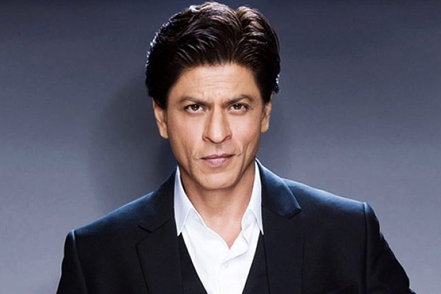 স্বপ্নপূরণ করবেন বলে দিল্লি থেকে মুম্বই যান। অধ্যবসায় এবং পরিশ্রমকে সঙ্গী করে এক দিন বলিপাড়ার ‘বাদশা’ হন তিনি। কেরিয়ারের ঝুলিতে প্রচুর হিট ছবি। তবে কানাঘুষো শোনা যায়, বলিউডের এক পরিচালককে কথা দিয়েও নাকি এক অদ্ভুত কারণে একটি হিট ছবিতে অভিনয়ের প্রস্তাব ফিরিয়ে দিয়েছিলেন শাহরুখ খান।