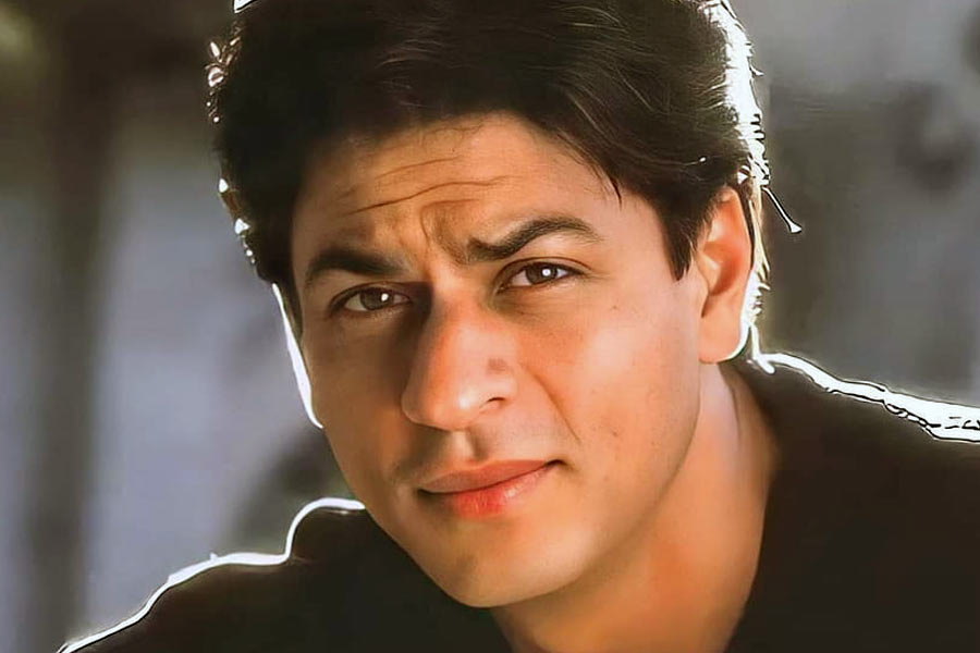 ‘নায়ক: দ্য রিয়্যাল হিরো’ ছবিতে কেন অভিনয় করেননি তার জবাব অবশ্য সাক্ষাৎকারে দিয়েছিলেন শাহরুখ। তিনি বলেছিলেন, ‘‘আমি ছবি সই করার সময় মাত্র এক টাকা নিয়েছিলাম। পরিচালককে জানিয়েওছিলাম যে ওঁর সময় মতো আমি সময় দিতে পারব। কিন্তু পরে নিজেই সেই প্রস্তাব ফিরিয়ে দিই।’’