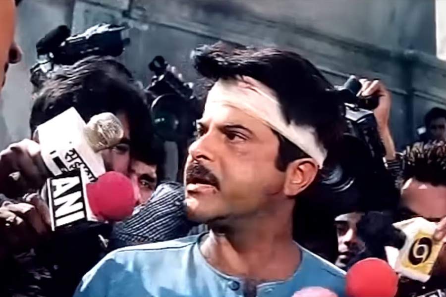 হিন্দি ভাষায় ছবি নির্মাণ নিয়ে মনে যে দ্বিধার জন্ম নিয়েছে সে কথা পরিচালককে জানিয়েছিলেন শাহরুখ। কিন্তু ‘নায়ক: দ্য রিয়্যাল হিরো’ ছবিটি যে বক্স অফিসে হিট করবে সে বিষয়ে নিশ্চিত ছিলেন শঙ্কর।