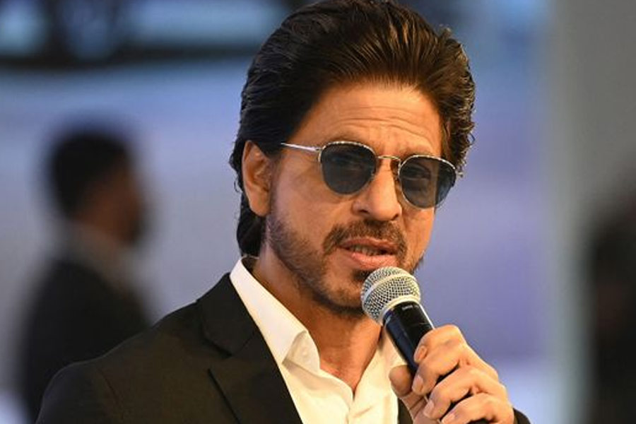 ছবি নিয়ে পরিচালকের সঙ্গে মতের অমিল হওয়ার কারণে ‘নায়ক: দ্য রিয়্যাল হিরো’ ছবিতে অভিনয়ের প্রস্তাব ফিরিয়ে দিয়েছিলেন শাহরুখ। তার পর অনিল সেই চরিত্রে অভিনয় করেন।