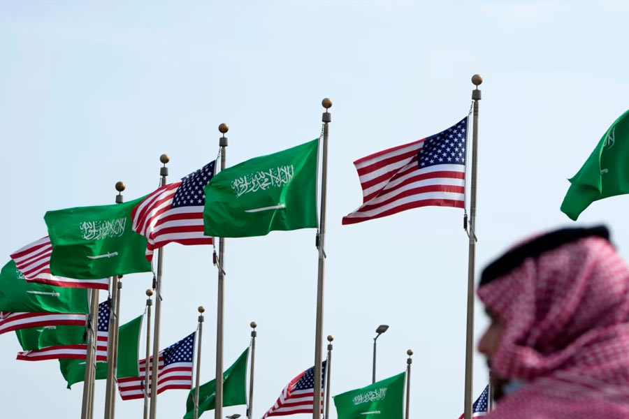 ১৯৭৪ সালের ৮ জুন আমেরিকা এবং সৌদি আরবের মধ্যে পেট্রোডলার চুক্তি স্বাক্ষরিত হয়েছিল। গত ৯ জুন তার মেয়াদ ফুরিয়েছে। সেই চুক্তি নতুন করে চালু করতে আগ্রহী নয় সৌদি।