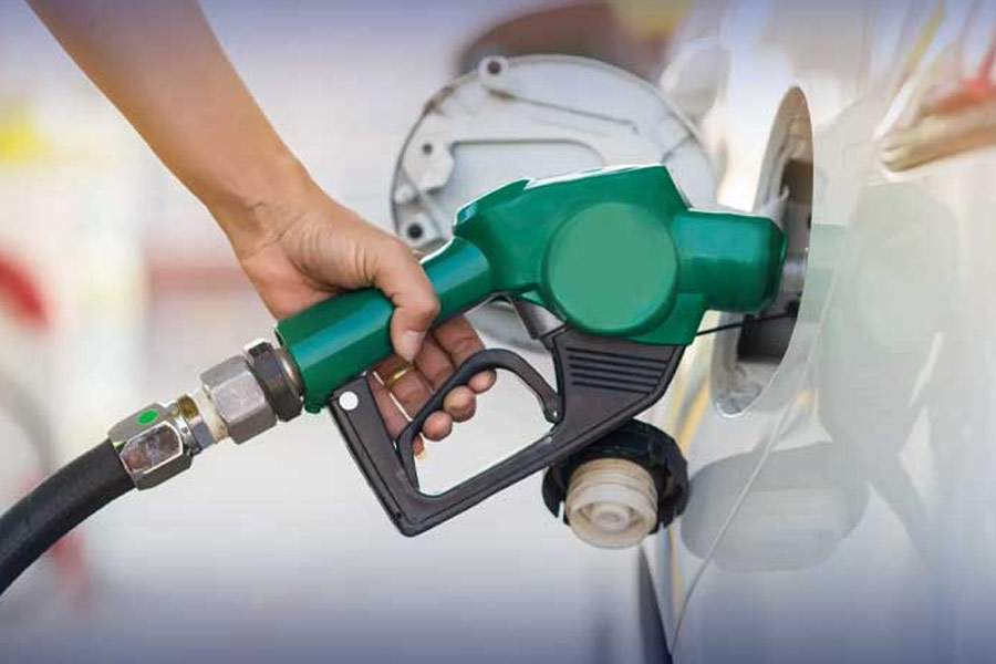 সত্তরের দশকের শুরুর দিকে বিশ্ব অর্থনীতিতে আমেরিকা কিছুটা ধাক্কা খেয়েছিল। ডলারের দাম আচমকা পড়তে শুরু করেছিল। সেই সময়ে পেট্রোলিয়ামের সঙ্কটও দেখা দিয়েছিল আমেরিকা জুড়ে।