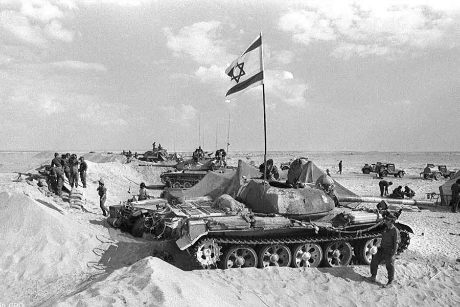 ১৯৭৩ সালে মূলত মিশর এবং সিরিয়ার নেতৃত্বে আরব দেশগুলি ইজ়রায়েলের সঙ্গে যুদ্ধে জড়িয়ে পড়েছিল। ইয়োম-কিপ্পুর যুদ্ধে ইজ়রায়েলের পাশে দাঁড়িয়েছিল আমেরিকা।