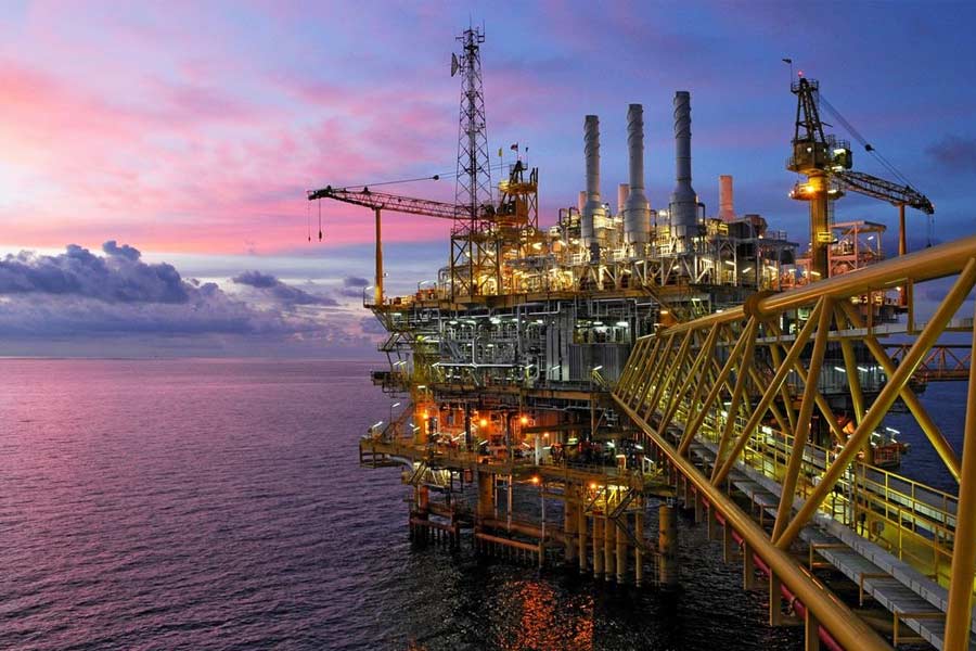 ইজ়রায়েলের পক্ষ নেওয়ায় খনিজ তেলের বাণিজ্যে আমেরিকার উপর বেশ কিছু বিধিনিষেধ আরোপ করে পশ্চিম এশিয়ার তেল উৎপাদনকারী দেশগুলি। তাতে তাদের খনিজ তেলের ভান্ডারে আরও টান পড়ে।