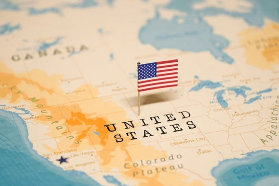 বিশ্ব বাণিজ্যকে এখনও নিয়ন্ত্রণ করে আমেরিকা। তার চাবিকাঠি হল ডলার। বেশির ভাগ লেনদেনের ক্ষেত্রেই সারা বিশ্বে আমেরিকার ডলার ব্যবহার করা হয়ে থাকে। মুদ্রার গুরুত্ব বেশি হওয়ায় আমেরিকার গুরুত্বও বৃদ্ধি পেয়েছে।