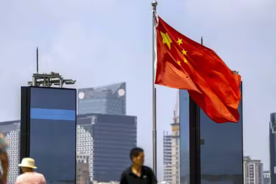 বিশেষজ্ঞেরা জানাচ্ছেন, ডলারকে আবার স্বমহিমায় ফেরাতে হলে আন্তর্জাতিক নীতিতে পরিবর্তন করতে হবে আমেরিকাকে। চিনের প্রাধান্যকে লঘু করার জন্য উদ্যোগী হতে হবে। কারণ আমেরিকার অন্যতম প্রধান প্রতিদ্বন্দ্বী হয়ে উঠেছে চিন।