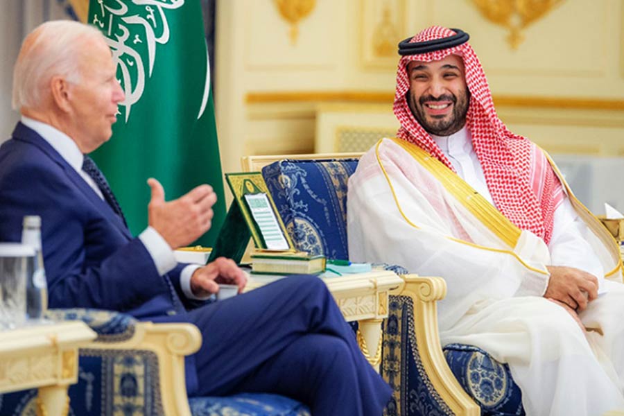 সৌদির সিদ্ধান্তে আমেরিকার কোনও ক্ষতি হবে কি না, তা সময় বলবে। তবে ডলারের রাজত্ব আমেরিকা আবার ফেরাতে পারে কি না, তার জন্য তাকে কোন কোন ক্ষেত্রে নমনীয় হতে হয়, সেটাই এখন দেখার।