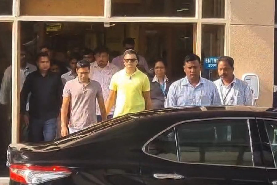 হাসপাতাল থেকে বার হলেন অভিষেক বন্দ্যোপাধ্যায়।