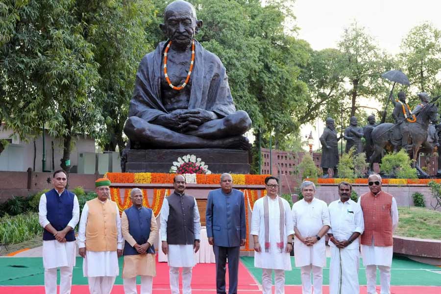 সংসদ চত্বরের ‘প্রেরণাস্থল’ উদ্বোধনের পরে গান্ধীমূর্তির সামনে উপরাষ্ট্রপতি জগদীপ ধনখড়, ওম বিড়লা ও অন্যরা।