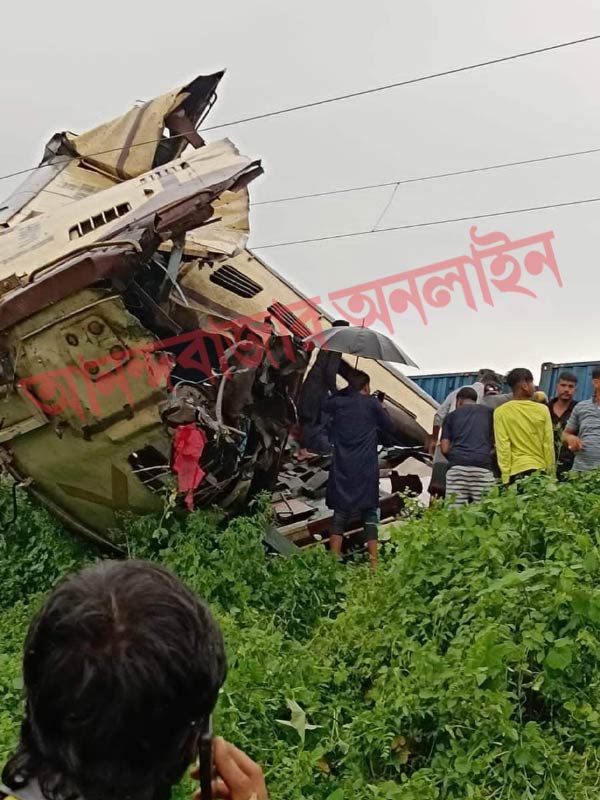দুর্ঘটনাগ্রস্ত কাঞ্চনজঙ্ঘা এক্সপ্রেসের কামরা।