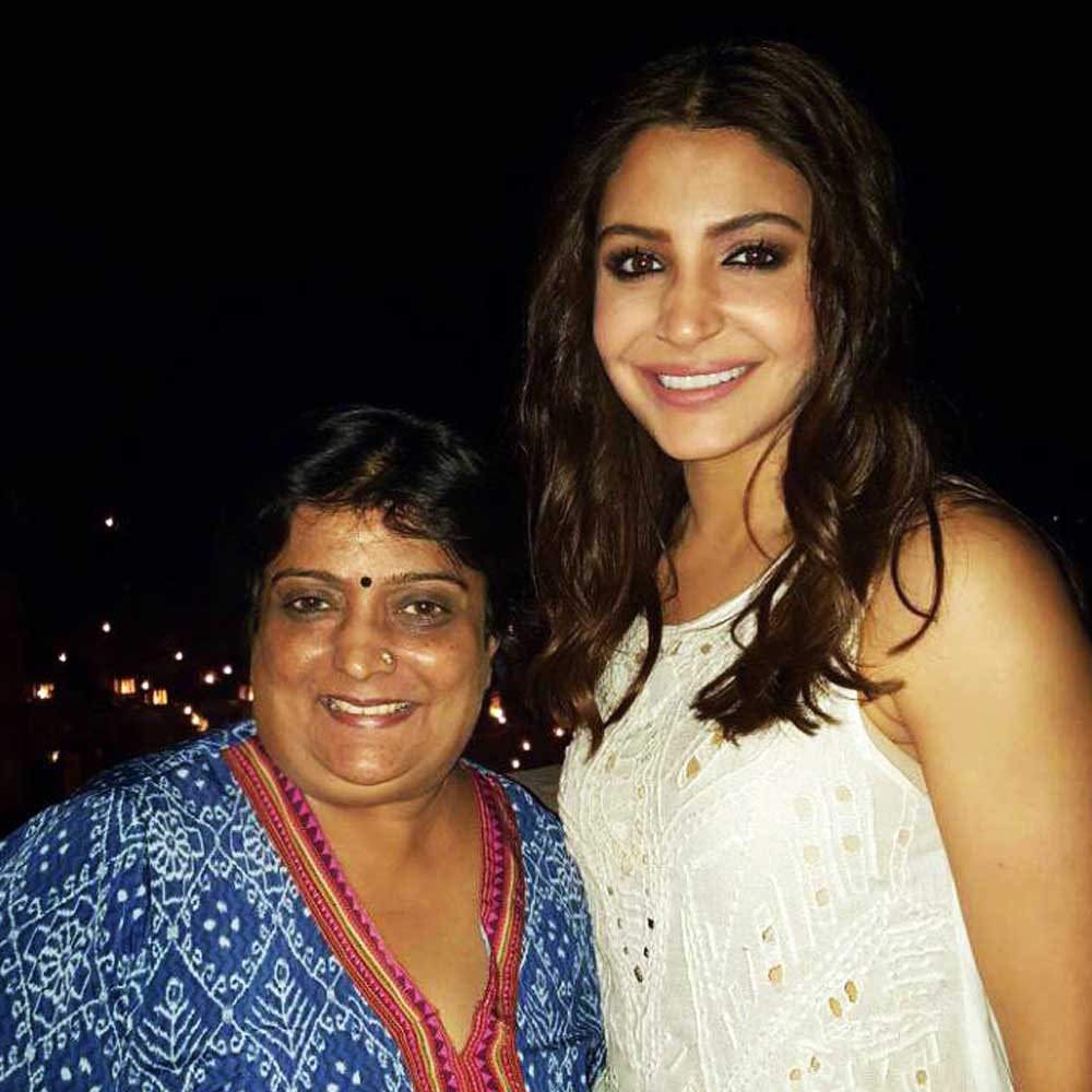 মধ্যবিত্ত পরিবারে জন্ম বীণার। স্কুলের গণ্ডি কোনও রকমে পার করলেও উচ্চশিক্ষার জন্য পরিবারের তরফে অনুমতি পাননি তিনি। স্কুলের পড়াশোনা শেষ করে শাড়ির উপর নকশা বোনার কাজ শিখতে শুরু করেন তিনি।