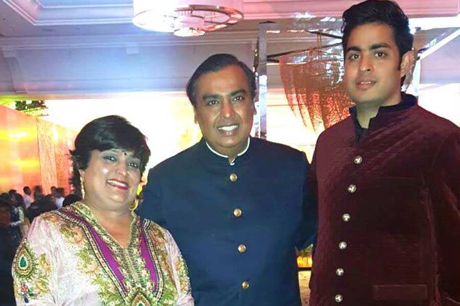 বলিপাড়া সূত্রে খবর, মুকেশ অম্বানীর বাড়ির একটি অনুষ্ঠানে মেহন্দি পরানোর জন্য ডাক পান বীণা। সেই সূত্রে বলিপাড়ার তারকাদের সঙ্গে পরিচিতি হয়ে যায় তাঁর।