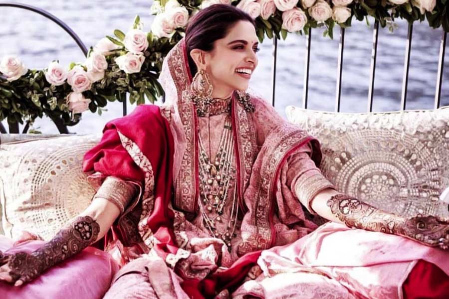 ফারাহ খান থেকে শিল্পা শেট্টি, করিশ্মা কপূর, দীপিকা পাড়ুকোন, কিয়ারা আডবাণী, ক্যাটরিনা কইফ, সোনম কপূরের বিয়ের অনুষ্ঠানে কনের হাতে মেহন্দি পরিয়েছেন বীণা। 