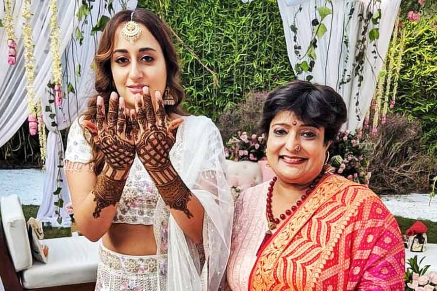 ২০২১ সালে দীর্ঘকালীন প্রেমিকা নাতাশা দলালের সঙ্গে সাত পাকে বাঁধা পড়েন বলি অভিনেতা বরুণ ধওয়ান। বিয়ের অনুষ্ঠানে নাতাশার হাতে মেহন্দির নকশা কাটেন বীণা।