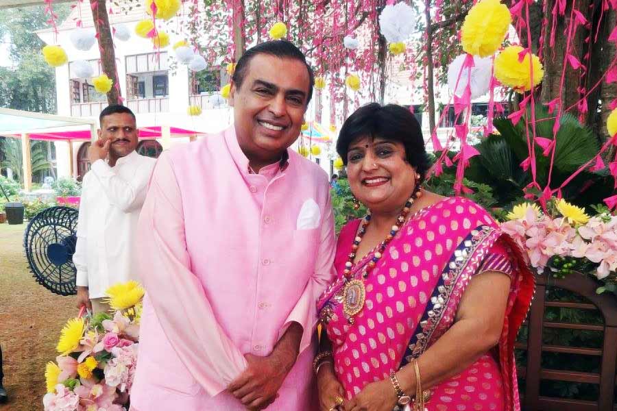 বীণাকে পছন্দ করেন মুকেশ অম্বানীর স্ত্রী নীতা অম্বানীও। তাই তাঁদের বাড়ির সমস্ত ঘরোয়া অনুষ্ঠানে ডাক পড়ে বীণার। শোনা যায়, মুকেশ-কন্যা ইশা অম্বানীর বিয়েতে কনেকে মেহন্দি পরিয়েছিলেন তিনি। নীতা এবং অম্বানীদের পুত্রবধূ শ্লোক মেহতাও মেহন্দি পরেছিলেন বীণার কাছে।