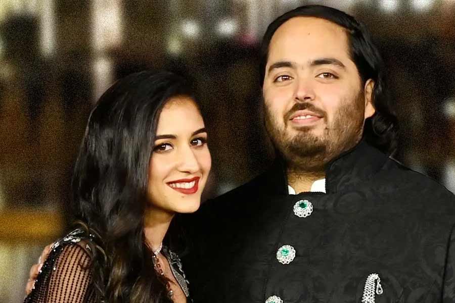 জুলাই মাসে মুম্বইয়ে গাঁটছড়া বাঁধতে চলেছেন মুকেশ-পুত্র অনন্ত অম্বানী এবং তাঁর দীর্ঘকালীন প্রেমিকা রাধিকা মার্চেন্ট। বিয়ের আগে খ্যাতনামীদের নিমন্ত্রণ জানিয়ে পর পর দু’বার প্রাক্-বিবাহ অনুষ্ঠানের আয়োজন করেছিলেন অম্বানীরা। মার্চ মাসে গুজরাতের জামনগরে এবং জুন মাসে ইটালির এক প্রমোদতরীতে হয় প্রাক্‌-বিবাহের অনুষ্ঠান।