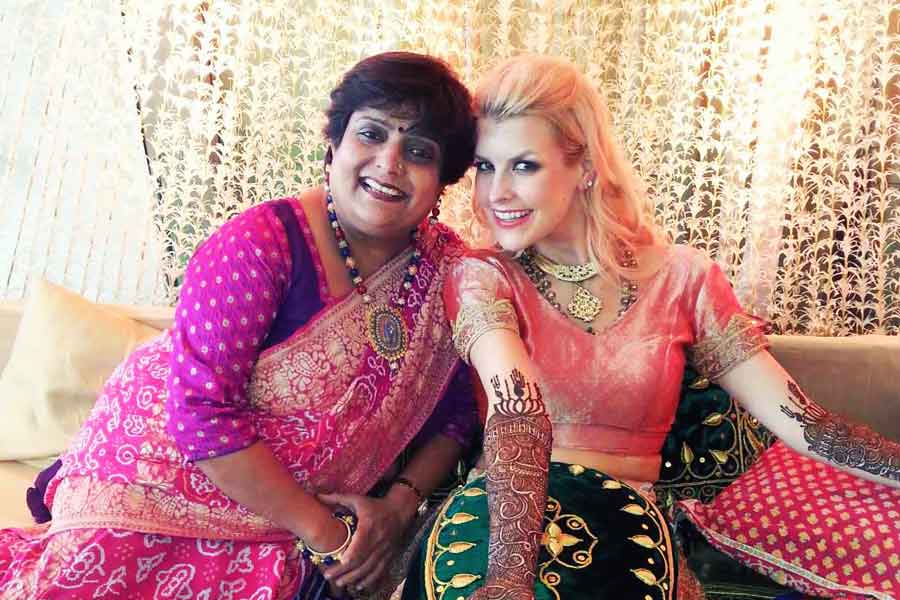 শুধু তা-ই নয়, অনুষ্ঠানে উপস্থিত অতিথিদের মধ্যে কারও ইচ্ছা করলে তাঁকেও মেহন্দি পরিয়েছেন বীণা। সমাজমাধ্যমে সেই ছবি পোস্টও করেছেন তিনি। অতিথিদের হাতে মেহন্দি পরানোর সময় সাদা, গোলাপি, রুপোলি এবং সোনালি রঙের ব্যবহার করেছেন তিনি।