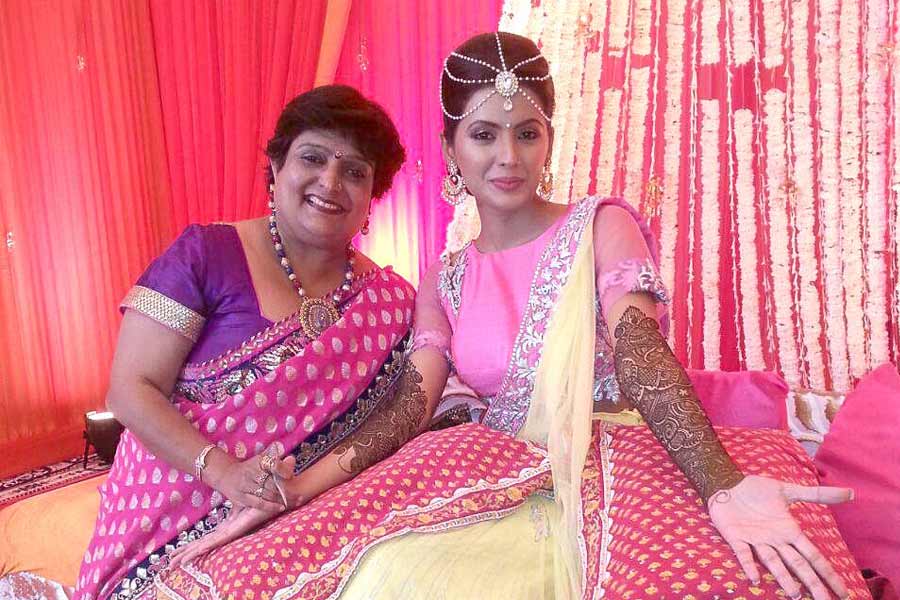 ২০২১ সালে দেওয়া এক সাক্ষাৎকারে বীণা তাঁর পারিশ্রমিক নিয়ে জানিয়েছিলেন। তিনি বলেছিলেন, ‘‘সাধারণত আমি বিয়ের অনুষ্ঠানে কনেকে মেহন্দি পরানোর জন্য তিন হাজার থেকে সাত হাজার টাকা নিই। এই টাকায় হাতে এবং পায়ে মেহন্দি পরিয়ে দিই আমি।’’