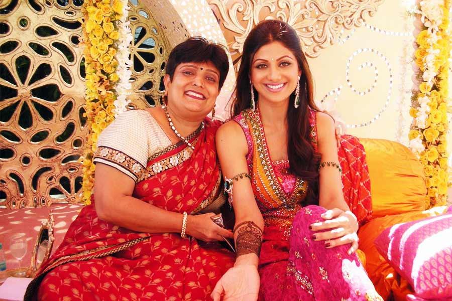 বিয়ের অনুষ্ঠানে উপস্থিত অতিথিদের হাতে মেহন্দি পরানোর জন্য আলাদা ভাবে পারিশ্রমিক নেন বীণা। দু’হাতে সামান্য পরিমাণ নকশা করতে ১০০ টাকা থেকে ১৫০ টাকা পারিশ্রমিক নেন তিনি।