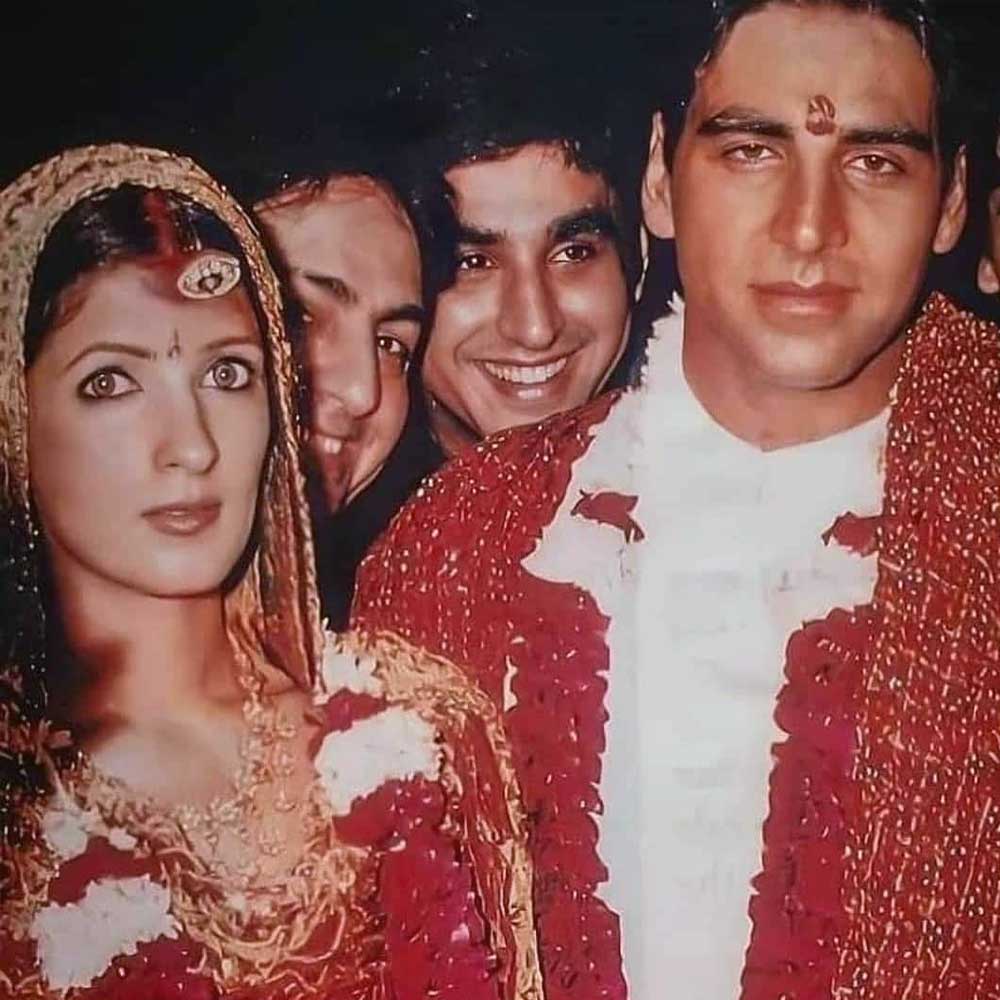 বিয়েতে টুইঙ্কলকে মেহন্দি পরিয়েছিলেন বীণা। টুইঙ্কলের মা তথা বর্ষীয়ান অভিনেত্রী ডিম্পল কাপাডিয়াও তাঁর কাছে মেহন্দি পরেছিলেন বলে বলিপাড়া সূত্রে খবর।