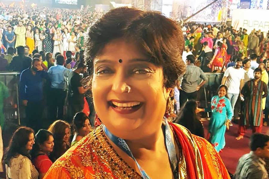 শুধুমাত্র আড়ম্বরপূর্ণ বিয়ের অনুষ্ঠানেই নয়, বড় পর্দার কোনও ছবিতে বিয়ের দৃশ্য শুট করার আগেও ডেকে পাঠানো হয় বীণাকে। চিত্রনাট্যের প্রয়োজনে নায়িকা-সহ অন্যান্যদের মেহন্দি পরিয়ে দেন তিনি।