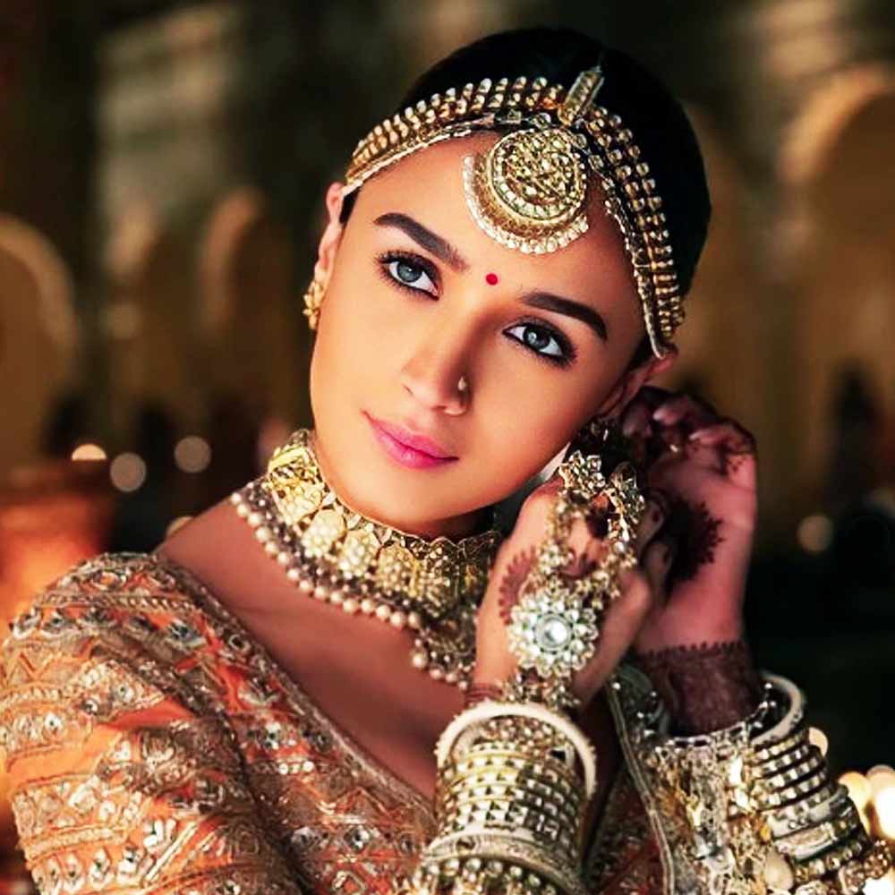 ২০২৩ সালে কর্ণের পরিচালনায় প্রেক্ষাগৃহে মুক্তি পায় ‘রকি অউর রানি কি প্রেম কাহিনি’। এই ছবি মুক্তির সময় এক সাংবাদিক বৈঠকে কর্ণ দাবি করেছিলেন যে, আলিয়ার বিয়ের সময় ওর হাতে যে মেহন্দি আঁকা হয়েছিল, ছবিতে ওই একই মেহন্দি দেখা গিয়েছে। নকশার কোনও বদল হয়নি বলে দাবি করেন কর্ণ।