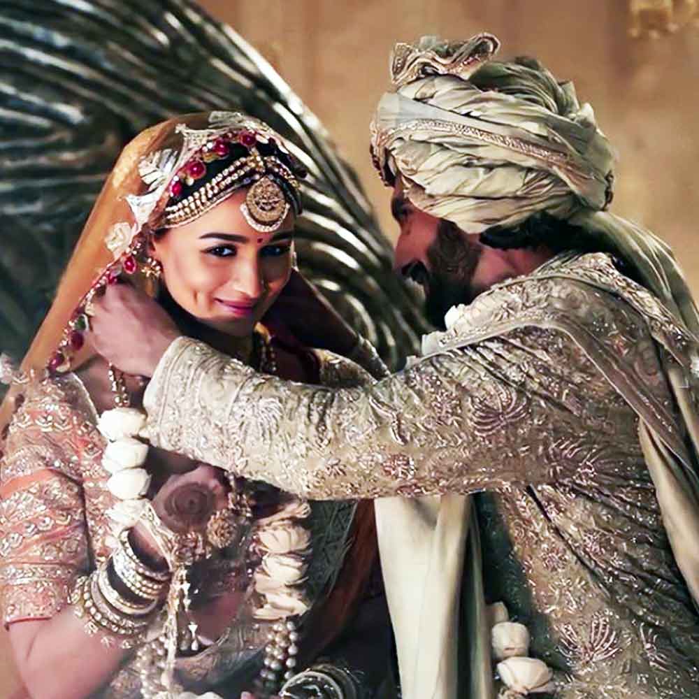 কর্ণ বলেছিলেন, ‘‘এক সপ্তাহের মধ্যেই পর পর দু’বার বিয়ে করেছিল আলিয়া। ওর বিয়ের চার দিন পরেই শুটিং করতে এসেছিল আলিয়া। ওর হাতের মেহন্দি তখনও টাটকা। ছবির একটি গানের দৃশ্যে আলিয়ার বিয়ের শুটিং হওয়ার কথা ছিল। ওর বিয়ের পুরনো মেহন্দিই আরও গাঢ় করে দেওয়া হয়েছিল। নকশার কোনও পরিবর্তন হয়নি।’’ কর্ণের এই মন্তব্যে আপত্তি জানিয়ে সরব হয়েছিলেন বীণা।