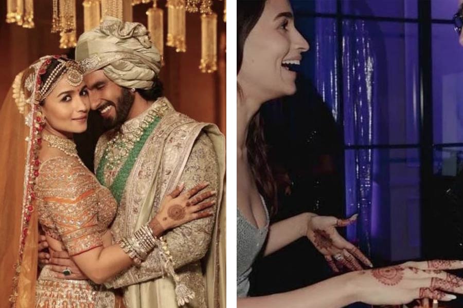 ‘রকি অউর রানি কি প্রেম কাহানি’ ছবিতে আলিয়ার মেহন্দির ছবি এবং আলিয়ার বিয়েতে পরা মেহন্দির ছবি সমাজমাধ্যমে পোস্ট করেছিলেন বীণা। দু’টি নকশার তুলনা করে বীণা সমাজমাধ্যমে লিখেছিলেন, ‘‘আলিয়ার বিয়ের মেহন্দিতে কব্জির কাছে কোনও নকশা ছিল না। কিন্তু ছবিতে কব্জির তলায় ভাল ভাবে অনেকটা জায়গা জুড়ে নকশা করা হয়েছে। এমনকি, আঙুলের কাছে নকশাগুলিও ভিন্ন। সমগ্র নকশা জুড়েই ভিন্নতা ধরা পড়বে খালি চোখে।’’