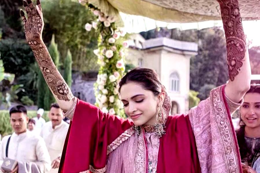 ২০১৩ সালে ‘ইয়ে জওয়ানি হ্যায় দিওয়ানি’ ছবির শুটিংয়ের জন্য ৪৫ দিন রাজস্থানের উদয়পুরে ছিলেন বীণা। ছবিতে একটি বিয়ের দৃশ্য থাকায় চিত্রনাট্যের প্রয়োজনে সকলের হাতে মেহন্দি পরিয়েছিলেন তিনি। তাঁর নকশা দেখে মুগ্ধ হয়ে যান দীপিকা। বীণাকে তিনি ছবির সেটে প্রতিশ্রুতি দিয়েছিলেন যে, অভিনেত্রী যখন বিয়ে করবেন তখন তিনি মেহন্দি পরানোর জন্য বীণাকেই ডাকবেন।