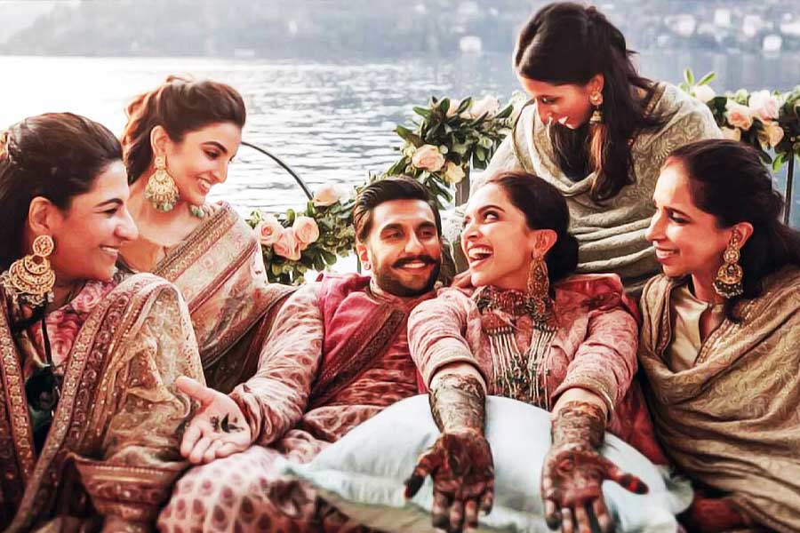 যেমন কথা, তেমন কাজ। ‘ইয়ে জওয়ানি হ্যায় দিওয়ানি’ মুক্তির পাঁচ বছর পর ২০১৮ সালে বলি অভিনেতা রণবীর সিংহকে বিয়ে করেন দীপিকা। পাঁচ বছর আগে দেওয়া প্রতিশ্রুতি রেখে বিয়েতে বীণার কাছেই মেহন্দি পরেছিলেন তিনি।