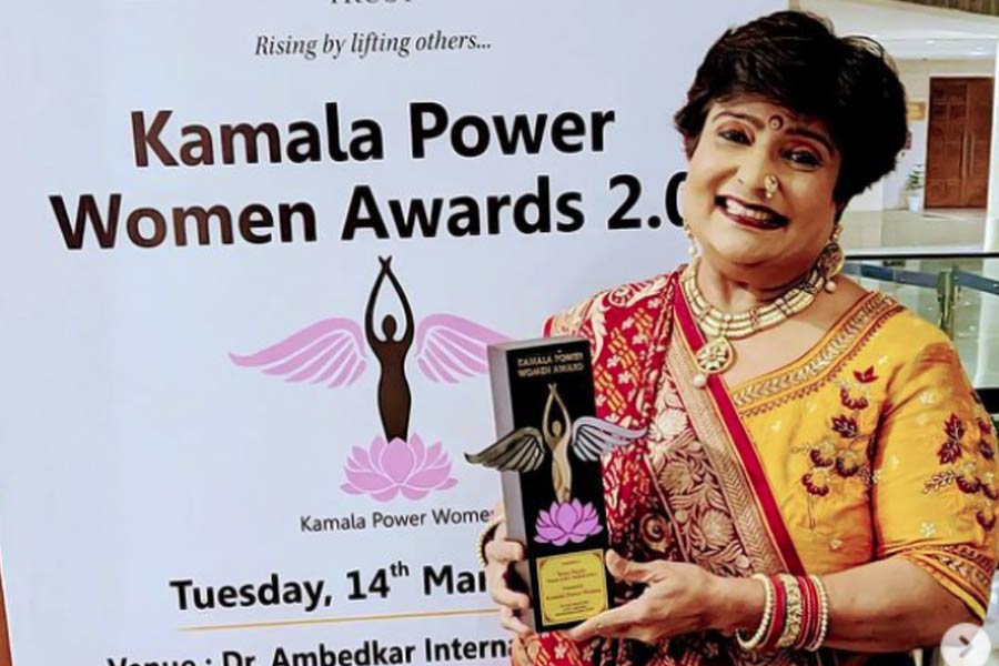 সমাজমাধ্যমে অধিকাংশ সময় নিজের কাজ সংক্রান্ত ছবি ছাড়াও বলিপাড়ার তারকাদের সঙ্গে ছবি পোস্ট করেন বীণা। সমাজমাধ্যমেও জনপ্রিয় হয়ে উঠেছেন তিনি। ইতিমধ্যে ইনস্টাগ্রামের পাতায় বীণার অনুগামীর সংখ্যা ৯৩ হাজারের গণ্ডি পার করে ফেলেছে।