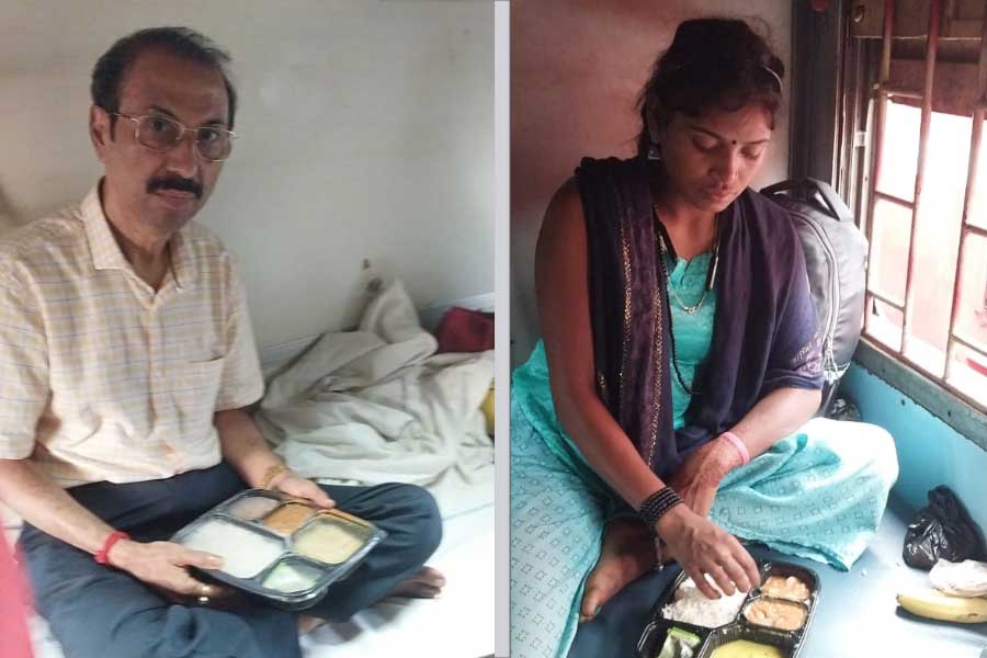 যাত্রীদের দেওয়া হচ্ছে খাবার।