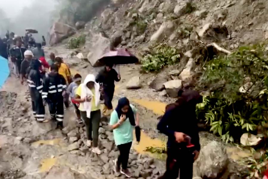 Sikkim Flood | Evacuation of stranded tourists begin from Lachung, 50 ...