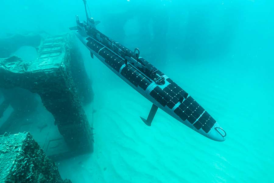 নতুন এই সামরিক বাহনটির নাম ‘ট্রাইটন’। জলের উপরে তো বটেই, সমুদ্রের নীচ দিয়েও চলতে পারে এই বাহন। এটিকে ‘অটোনমাস আন্ডারওয়াটার অ্যান্ড সারফেস ভেহিকল’ (এইউএসভি) বলা হচ্ছে।