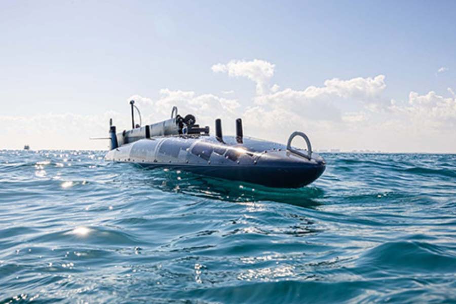 স্বয়ংক্রিয় এই বাহনটি সূর্যের আলো থেকে শক্তি সংগ্রহ করে চলবে। কোন দিক থেকে এবং সমুদ্রের কতটা গভীর থেকে আওয়াজ আসছে, কোনও জাহাজ বা ডুবোজাহাজ আন্তর্জাতিক জলসীমা পার করে ঢুকে পড়েছে কি না, তা চিহ্নিত করে তৎক্ষণাৎ নৌবাহিনীকে সতর্ক করে এই জলযান।